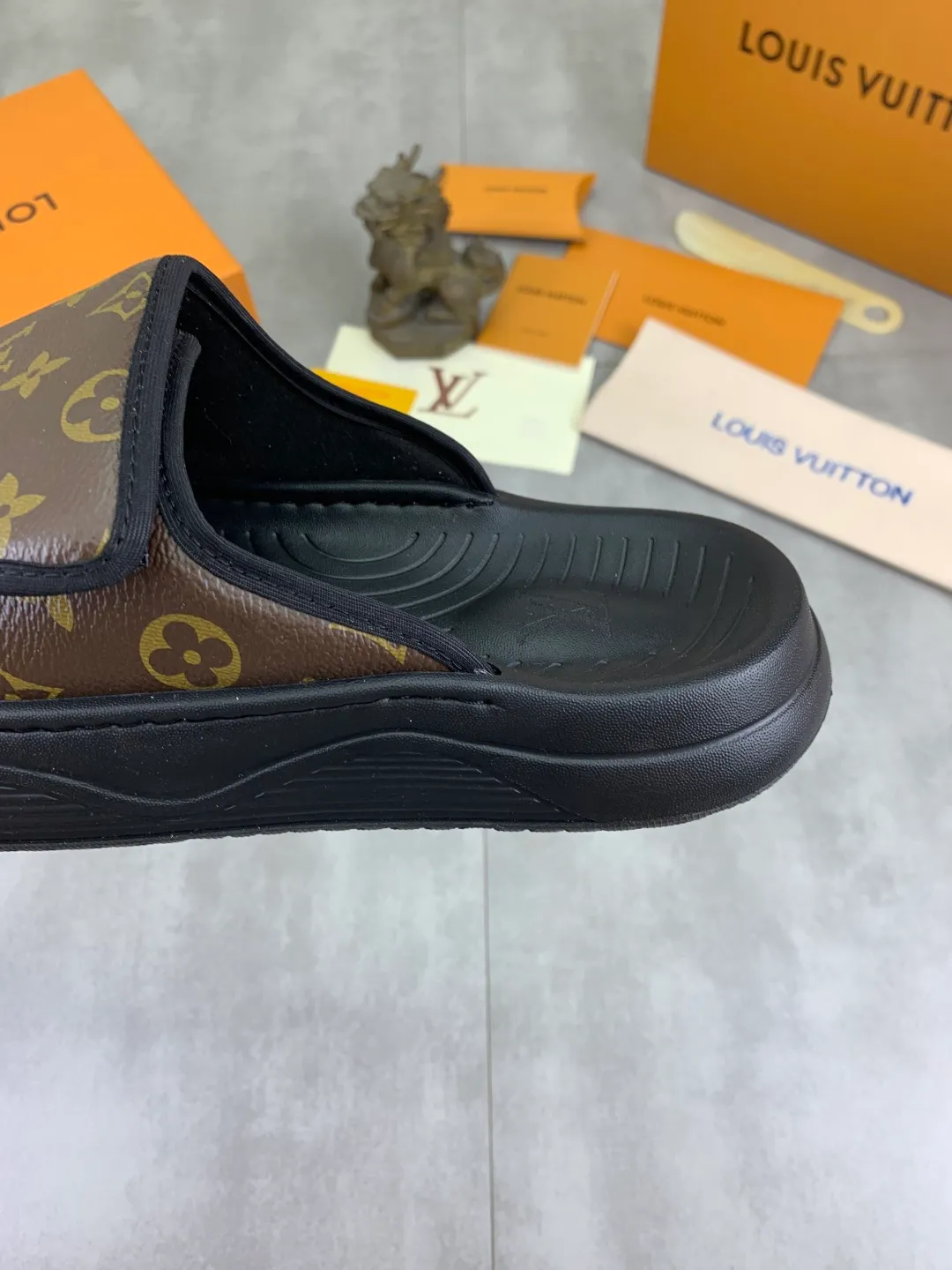 Men's shoes 💰P320💰【New style】🆘 Original quality 【LOUIS VUITTON】The popular Louis Vuitton LV men's slippers on the official website are on sale simultaneously! Original fabric imported from Italy. Original bottom provided by the original factory. Number of yards: 38-44 (customized to 45). Multiple colors to choose from. Fully packaged drawer box.